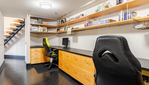 Massive Downtown Seattle Condo - Free Parking!