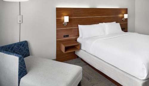 Holiday Inn Express Kansas City - at the Legends! by IHG