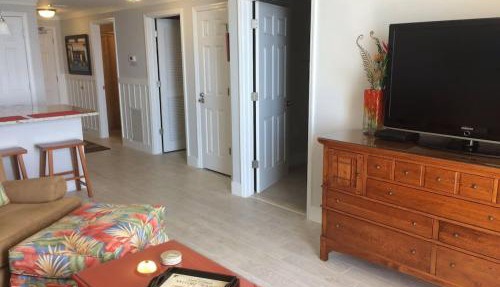 Gulf Front condo with Pools Beach access and Gym