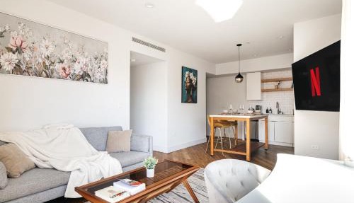 Lux Hotel style 2 bedroom apartment gym parking rooftop