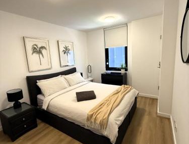 Stylish Condo Apartment with Stunning Rooftop Views & Pool, Gym and Hot Tubs by Peppy Beach Retreats
