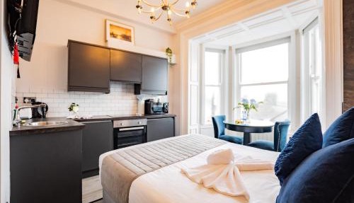 Superb Marina Hideaway- With kitchen and Wi-Fi