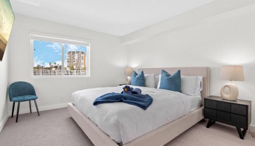Serenity Over the Sails - A 2-Bedroom Escape w Stunning Marina Views