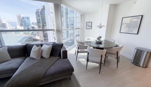 Luxe 2BR 2BA l City Mountain Views l Central Vancouver l Free Parking
