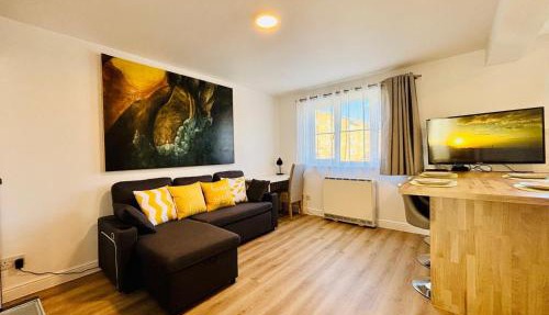 Whole flat with free parking in London Canary Wharf with easy access from all airports and stations in around London