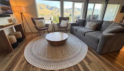 Cozy Condo in Chelan with Balcony & Views