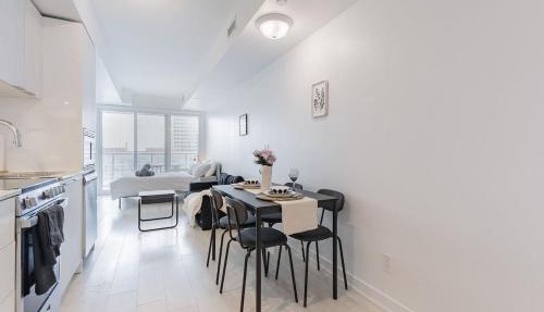 Downtown Toronto Studio with Balcony & Fast WiFi