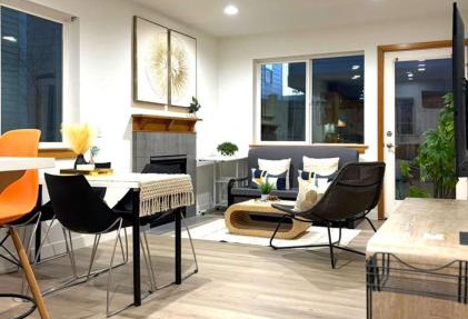 Cozy 2BR City Stay- 2-Min Walk to Light Rail