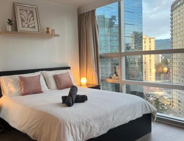 Highview Studio - Mountain and City Views