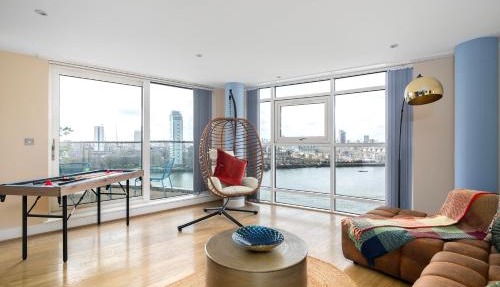 Stunning Thames View 2-Bedroom Apartment 2 Baths & 2 Balconies Sleeps 6