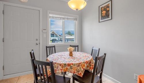 Central Spacious 3 Br Upstairs