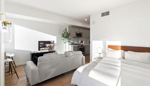 Bright Studio on Sunset Blvd, Free Parking, Gym, and Pool