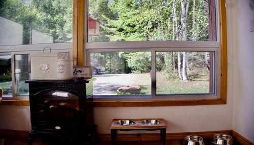 Serendipity 5 BR Waterfront 4 Seasons, Hot Tub, Firepit, Close to Ski HIll