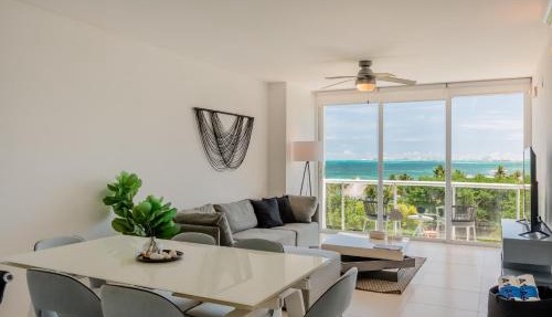 Seacost Beachfront 2BDR with pool by Casa Paraiso
