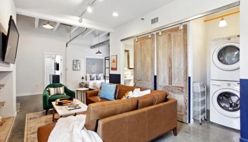 Warehouse District Lovely One Bedroom and Den