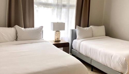 Serene King Bed Condo, MDR
