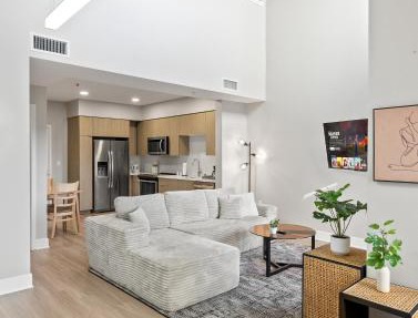Spacious Loft- Hollywood Free Pool, Parking, Gym