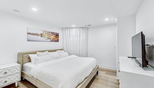 East Lincoln Park Gem Spacious 4 BR