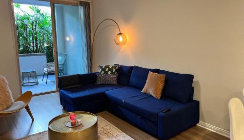Spacious 1bdrm apartment 10 mins to Cedars-Sinai by car FREE Parking, King bed
