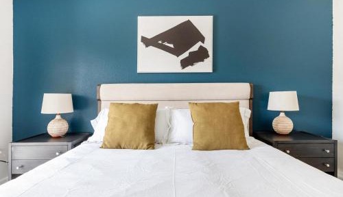 Landing Incredible 1BD Pool Gym