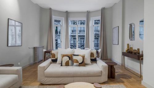 Spacious and elegant 2BR airconditioned Trocadéro