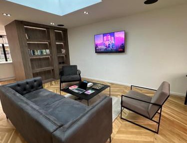 Contemporary 3-Bed Penthouse with River Views