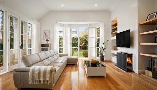 Charming Red Brick Estate in Kew 5BR & Playhouse
