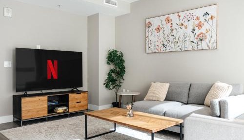 Excellent Town Home 2BR in WEHO Parking,Gym,Pool