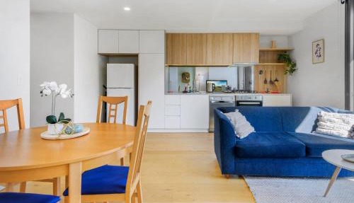 Cosy 1-Bed with Private Balcony By Showgrounds