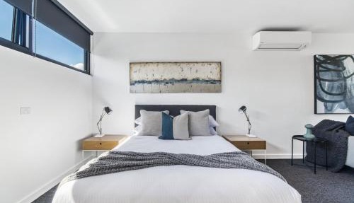 Stylish Studio with Great Amenities near Beachside