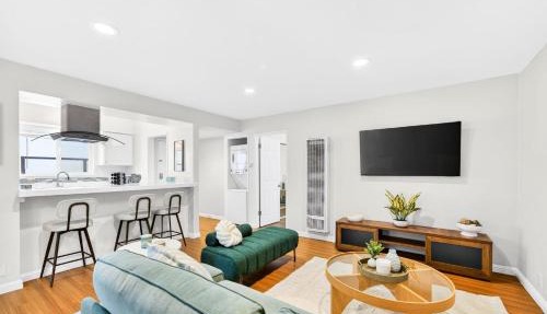 Prime Manhattan Beach 2BR Walk to Beach with Parking