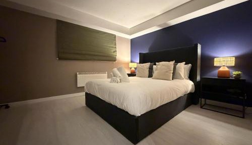 Stylish 1-Bed Riverside Views Near DLR Canary Wharf