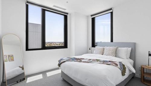 Vibrant 3BR Apt Free Parking City Views