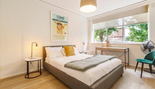Urban Retro - Experience Vibrant Courtyard Charm