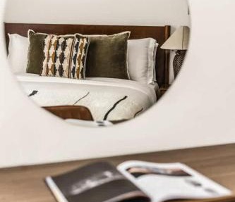 Elegant Kensington Apartment AC