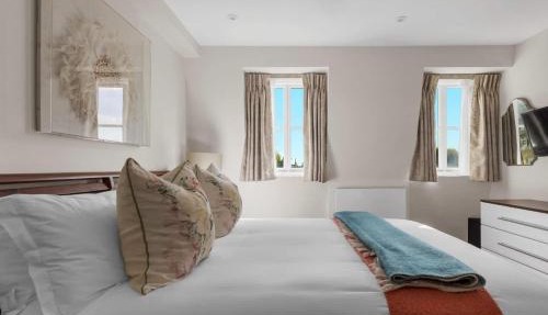 Spacious 4 Bedroom Loft Retreat AC