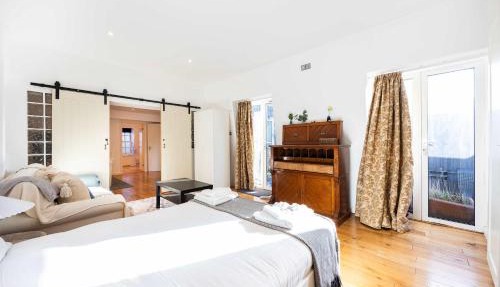 Stylish 2 Bed Flat Relax Balcony Kings Cross GIR-277-3-Loco