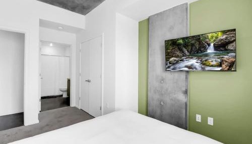 Centric 2BR In HEART of DTPHX Free Garage Parking