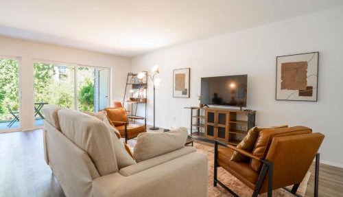 Stylish Bellevue Stay half mile to downtown