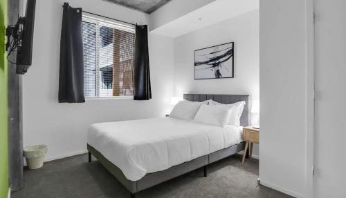 Centric 2BR In HEART of DTPHX Free Garage Parking