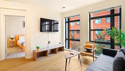 Comfort & Convenience in Trendy Crystal City Loft
