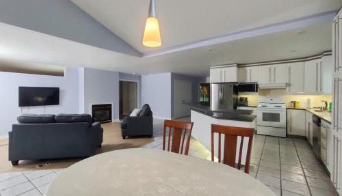 Muskoka Lakefront 4-bdrm Guest House