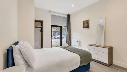 City Service Lets - New Cheam Village 2 Bed Apartment with Free Parking - Easy Transport Links to London