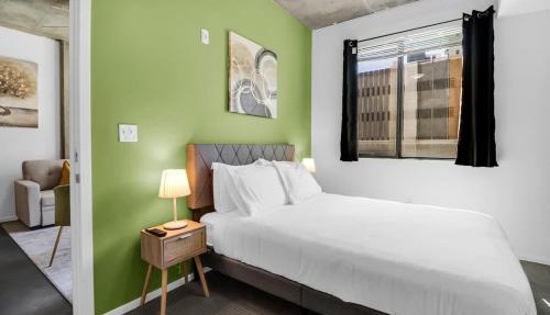 Centric 2BR In HEART of DTPHX Free Garage Parking