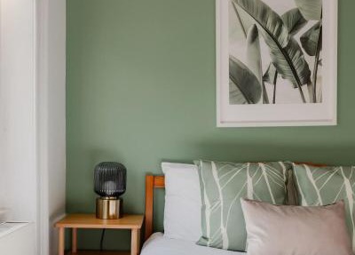 Designer 2BR/1BA Flat Steps to Hyde Park!