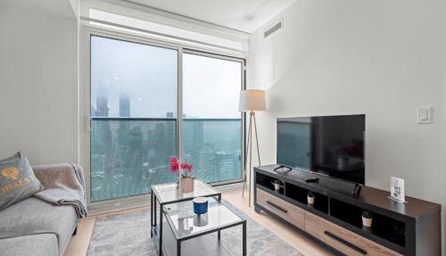 New Modern 1Bd & Den in Downtown Toronto