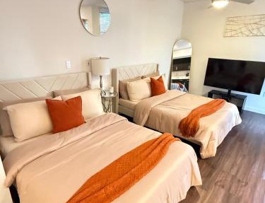 The Hollywood Blvd Loft FREE AND DESIGNATED PARKING