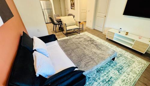 Adeline Apartments 15m to Parks, Pet Friendly, Free Parking by Heavenly Homes