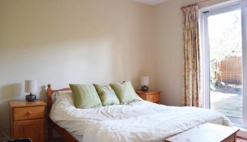 Charming 2 Bedroom Home 3 mins from Arsenal Station