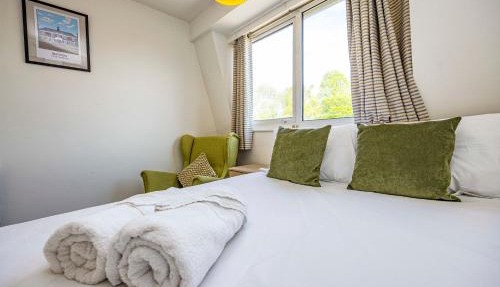 Spacious apartment sleeps 6 - Uni, sports, trades